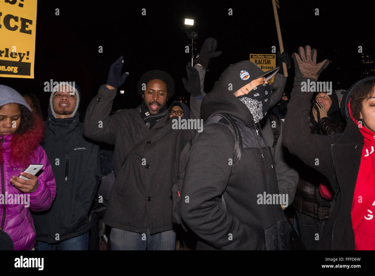 New York, Stati Uniti. 12 Feb, 2016. Il giorno seguente la convinzione omicidio colposo di NYPD officer Peter Liang dai re County corte suprema per le riprese di Akai Gurley in un pubblico di NYC struttura alloggiativa scale, gli attivisti si sono stretti al di fuori della sede di NYPD a uno di polizia Plaza a Manhattan per festeggiare il verdetto e la richiesta di giustizia per le altre vittime di presunta polizia brutalità. Credito: Albin Lohr-Jones/Pacific Press/Alamy Live News Foto Stock