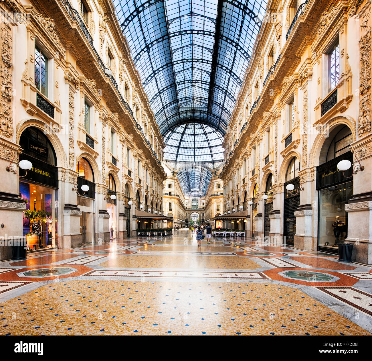 Milano, Italia - 29 agosto 2015: negozio di lusso in Galleria Vittorio Emanuele II a Milano, assaggiato ristoranti italiani Foto Stock