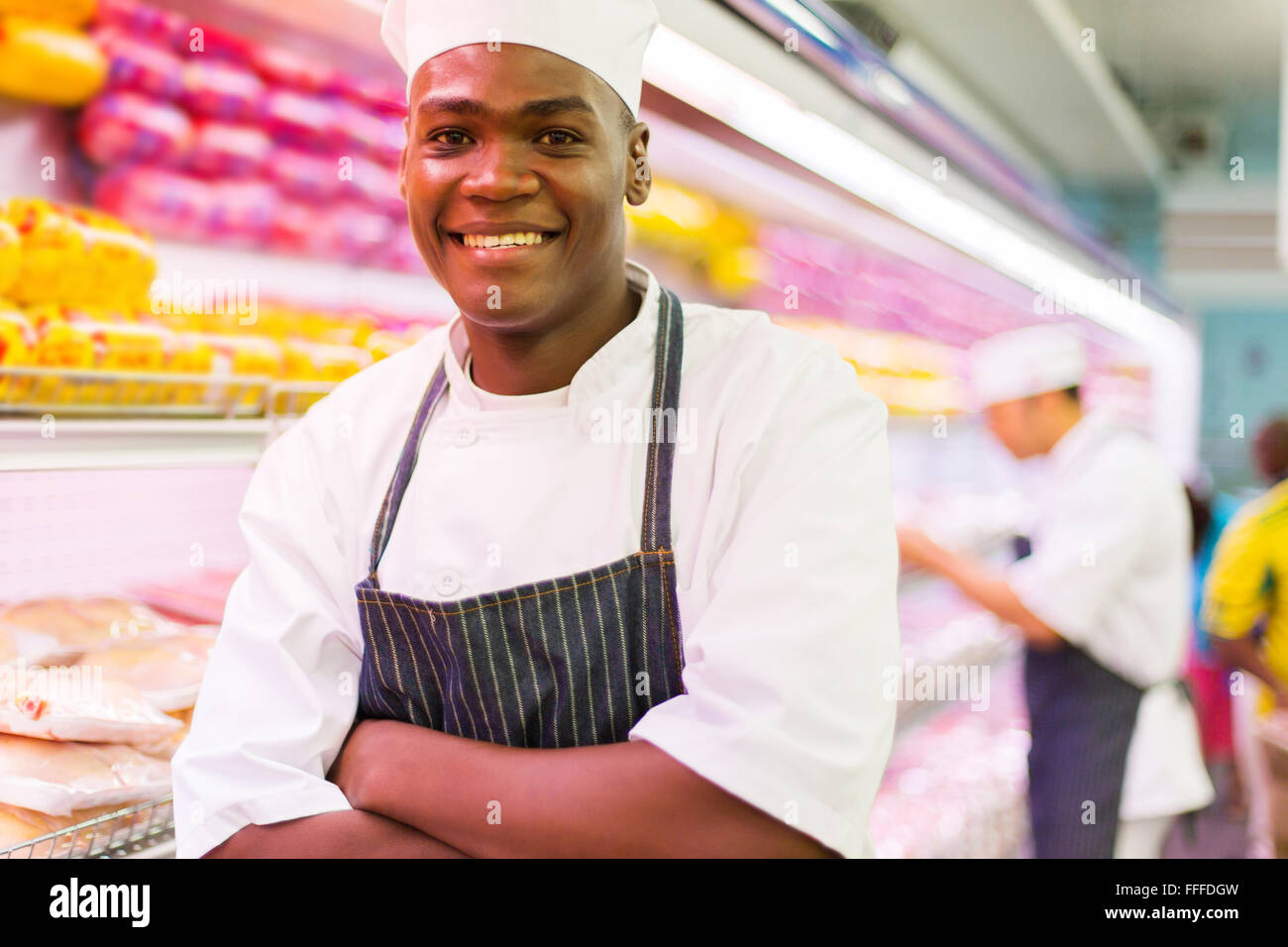 Bello macelleria africana lavoratore nel supermercato Foto Stock