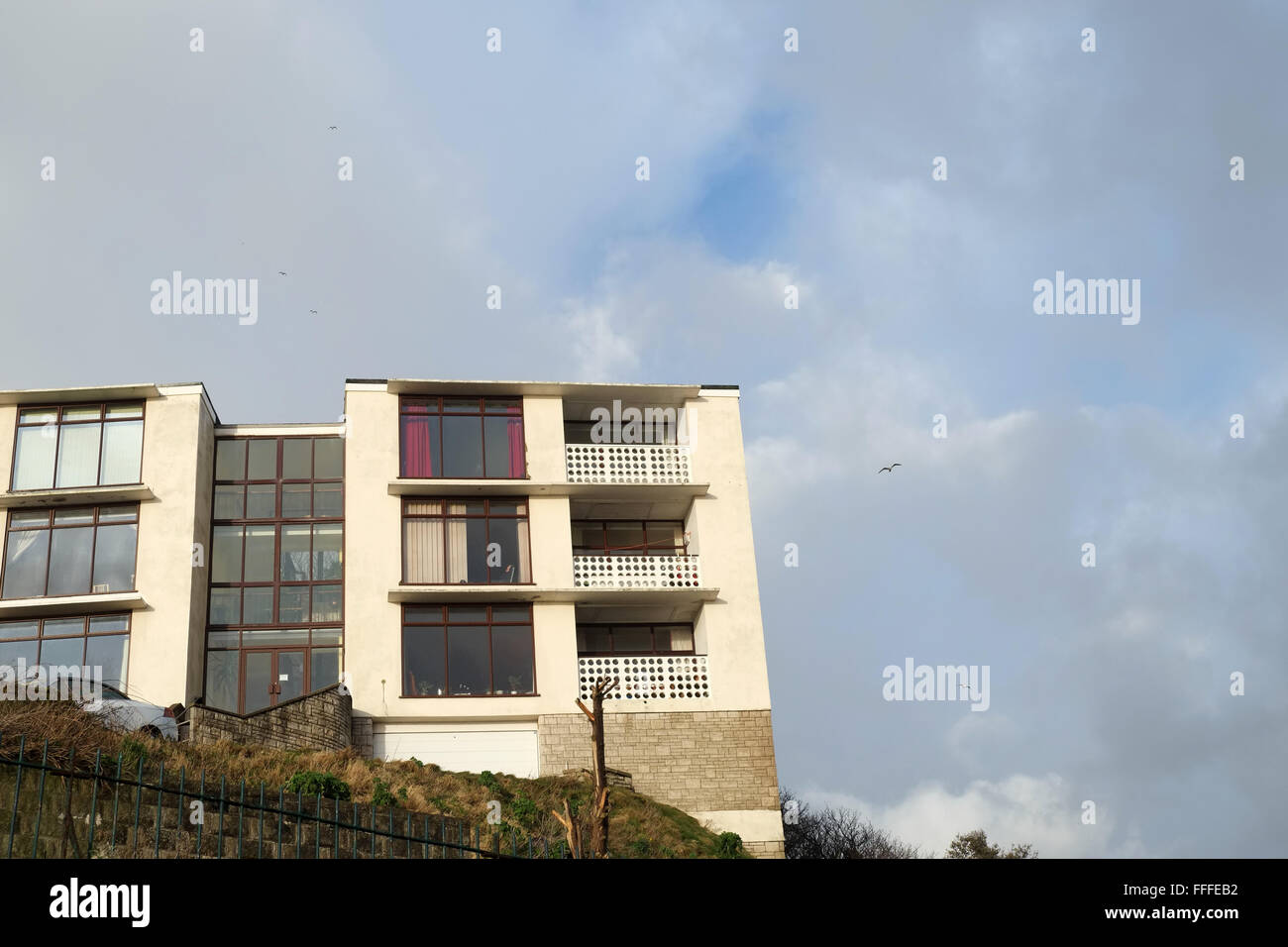 Un blocco di appartamenti a cubo in Weston super Mare alta oltre il fronte mare, costruito come ultra moderna nel 1960 Febbraio 2016 Foto Stock