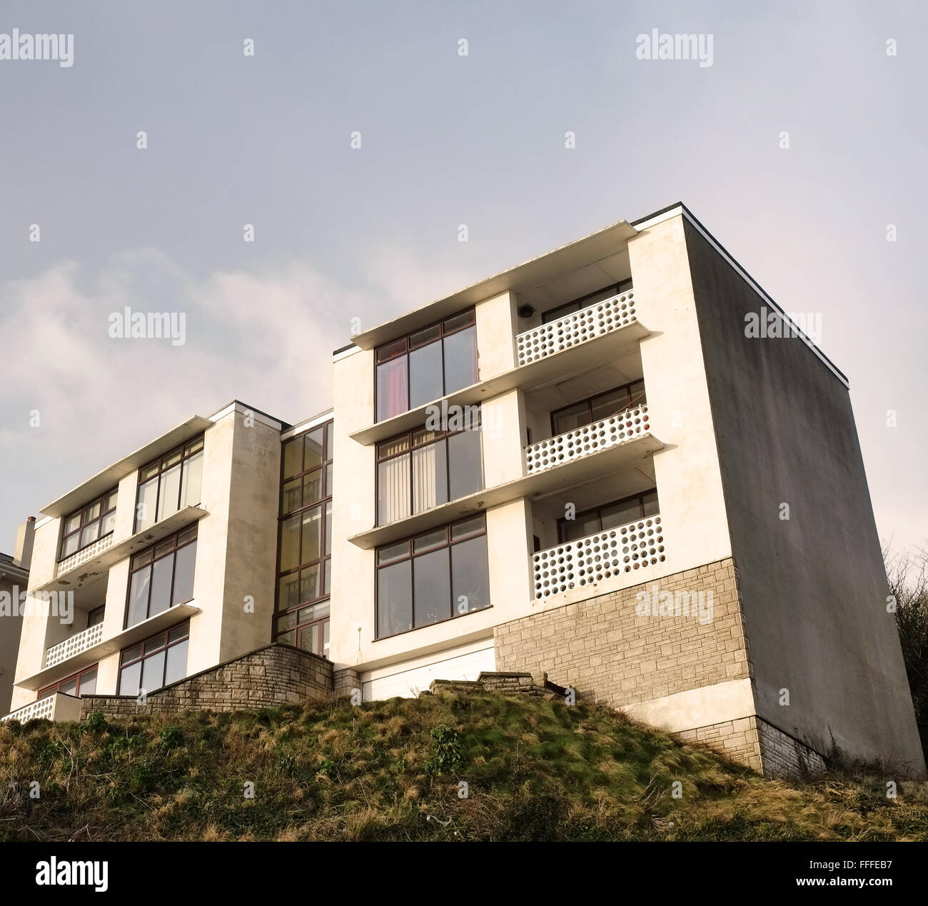 Un blocco di appartamenti a cubo in Weston super Mare alta oltre il fronte mare, costruito come ultra moderna nel 1960 Febbraio 2016 Foto Stock