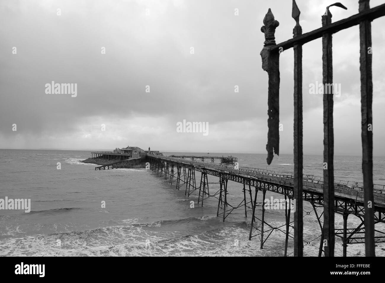 Il vecchio Birnbeck Pier in Weston super Mare, ora cadendo in rovina essendo stato acquistato da una società immobiliare Foto Stock