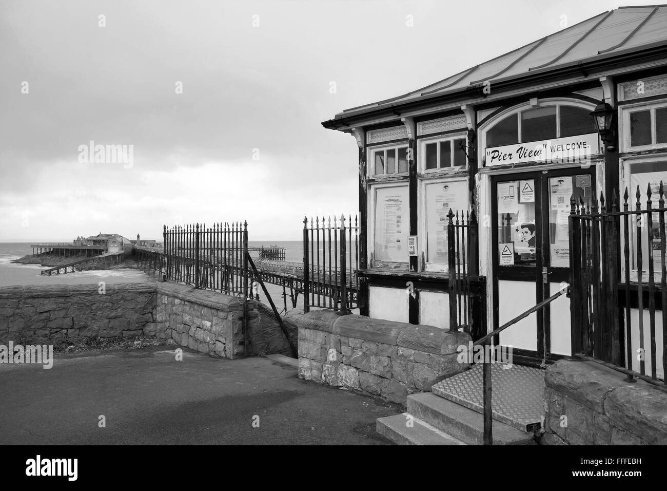 Il vecchio Birnbeck Pier in Weston super Mare, ora cadendo in rovina essendo stato acquistato da una società immobiliare Foto Stock