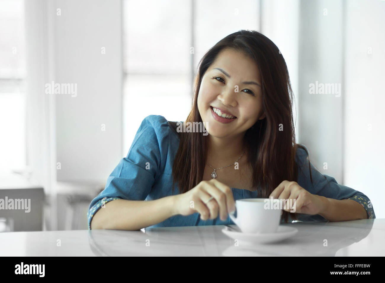 Femmina asiatica belle donne ritratti bere una tazzina di caffè, ragazza cinese relax uno stile di vita in cafe Foto Stock