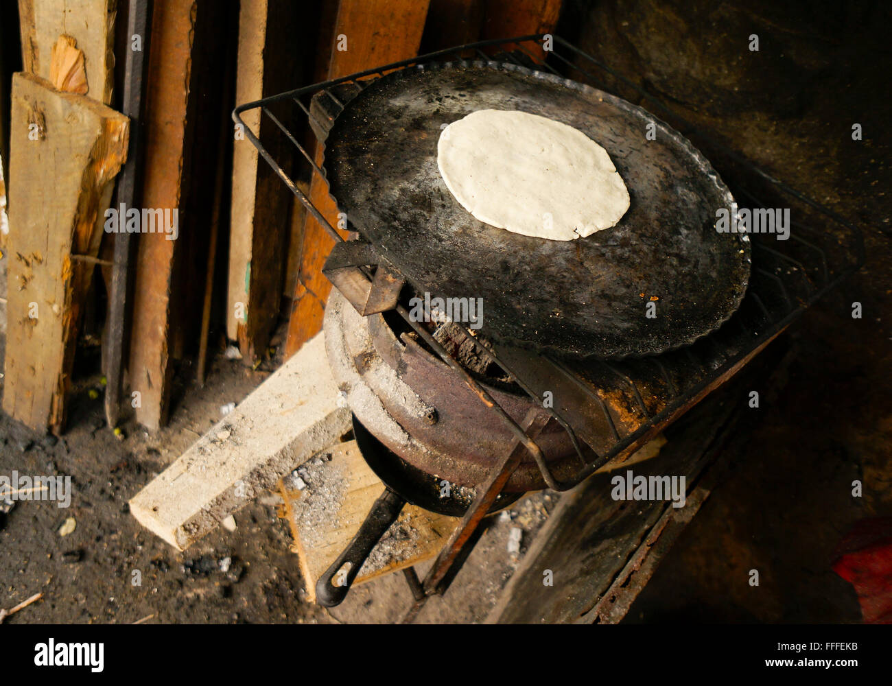 Tortillas essendo cotti su una semplice legna per la stufa in Acapulco, Messico Foto Stock
