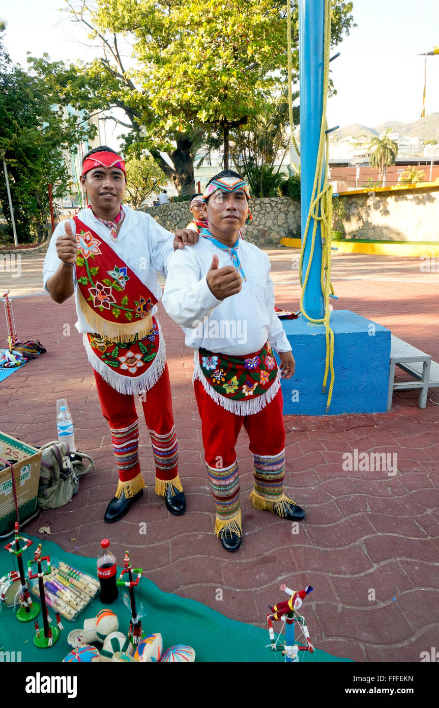 Voladores di Papantla eseguire nel Parco Papagayo in Acapulco, Messico Foto Stock