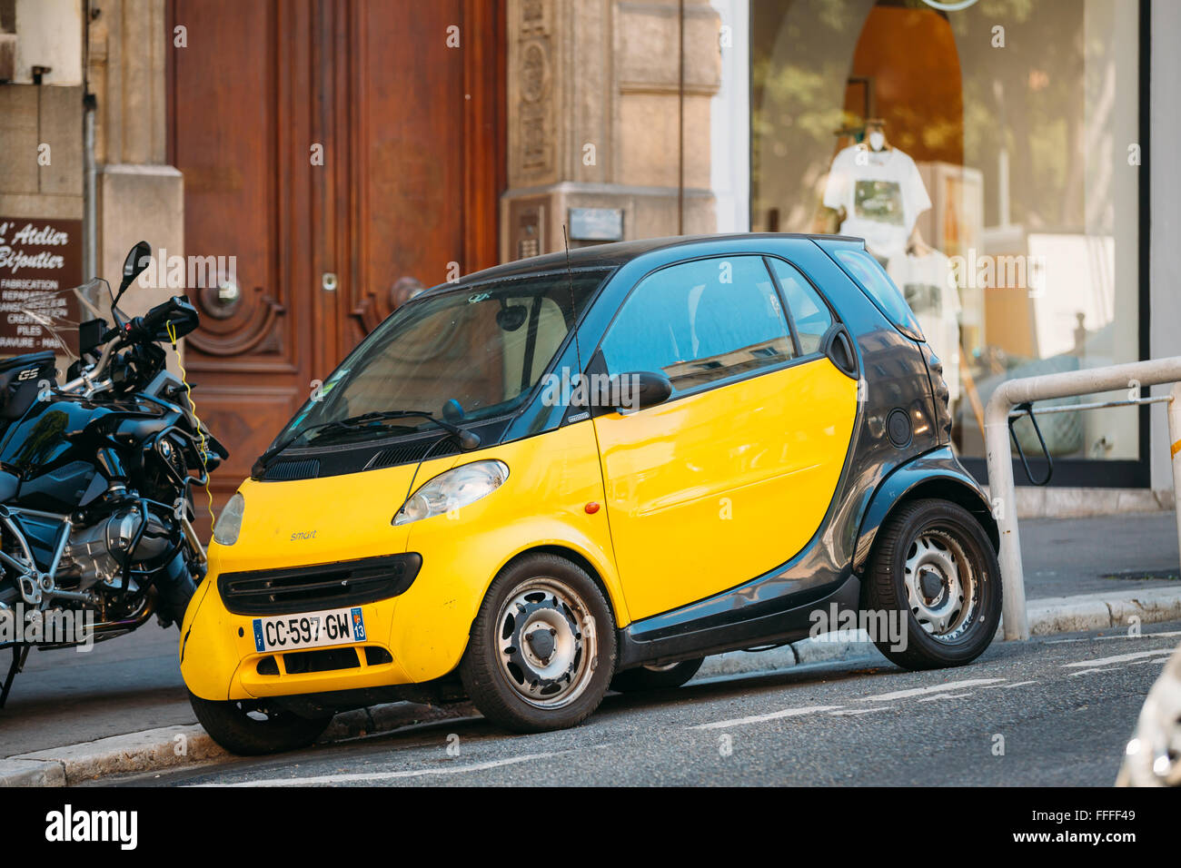 Marseille, Francia - 30 Giugno 2015: colori nero e giallo Smart fortwo COUPE su strada Foto Stock