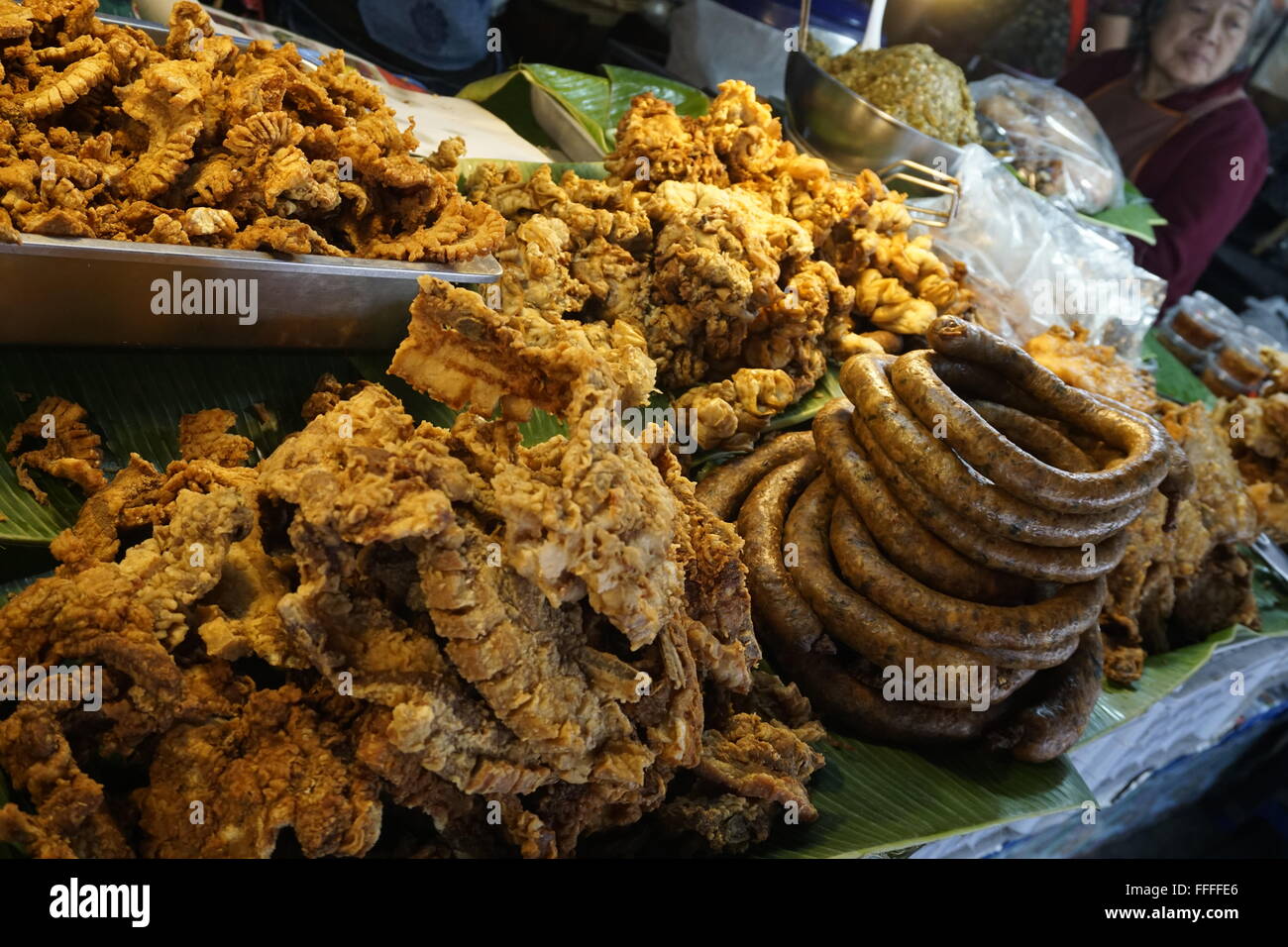Stallo del mercato in Chiang Mai Northern vendita spuntini Tailandesi e salsicce di maiale Foto Stock