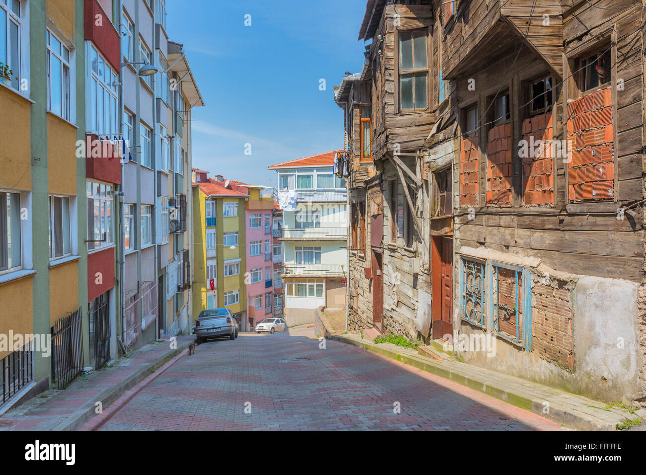 Street con vecchie case, Uskudar, Istanbul, Turchia Foto Stock