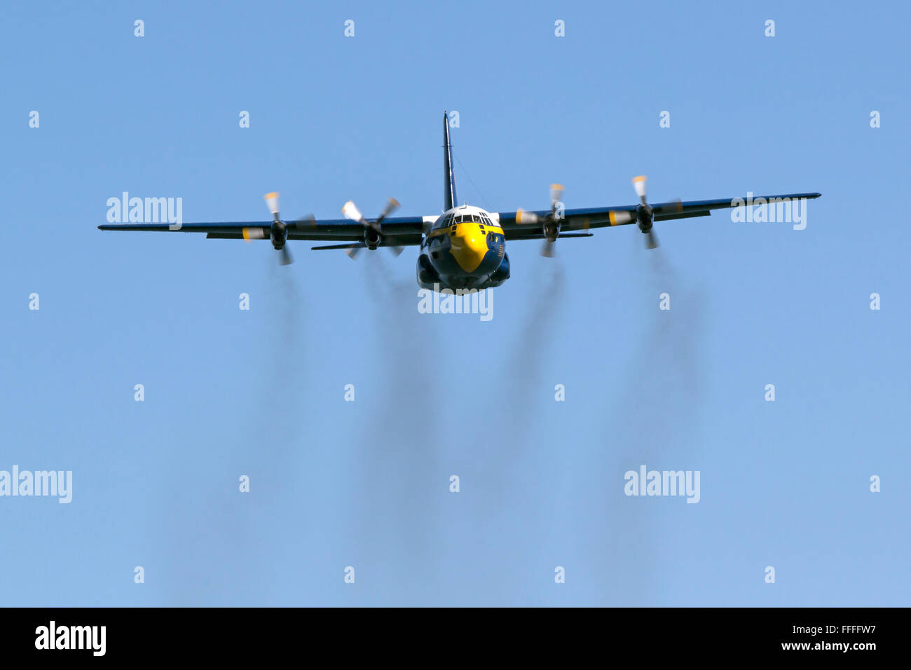 Fat Albert, la USMC C-130 Hercules sostegno aeromobili per il Blue Angels si avvicina a testa alta. Foto Stock
