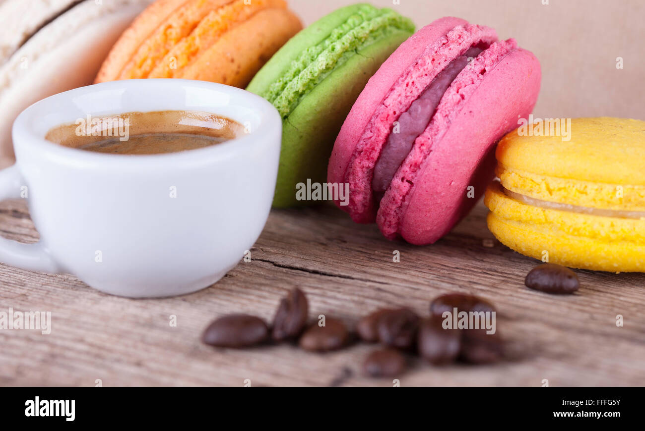 Gli amaretti e tazza di caffè vintage vista laterale sullo sfondo Foto Stock
