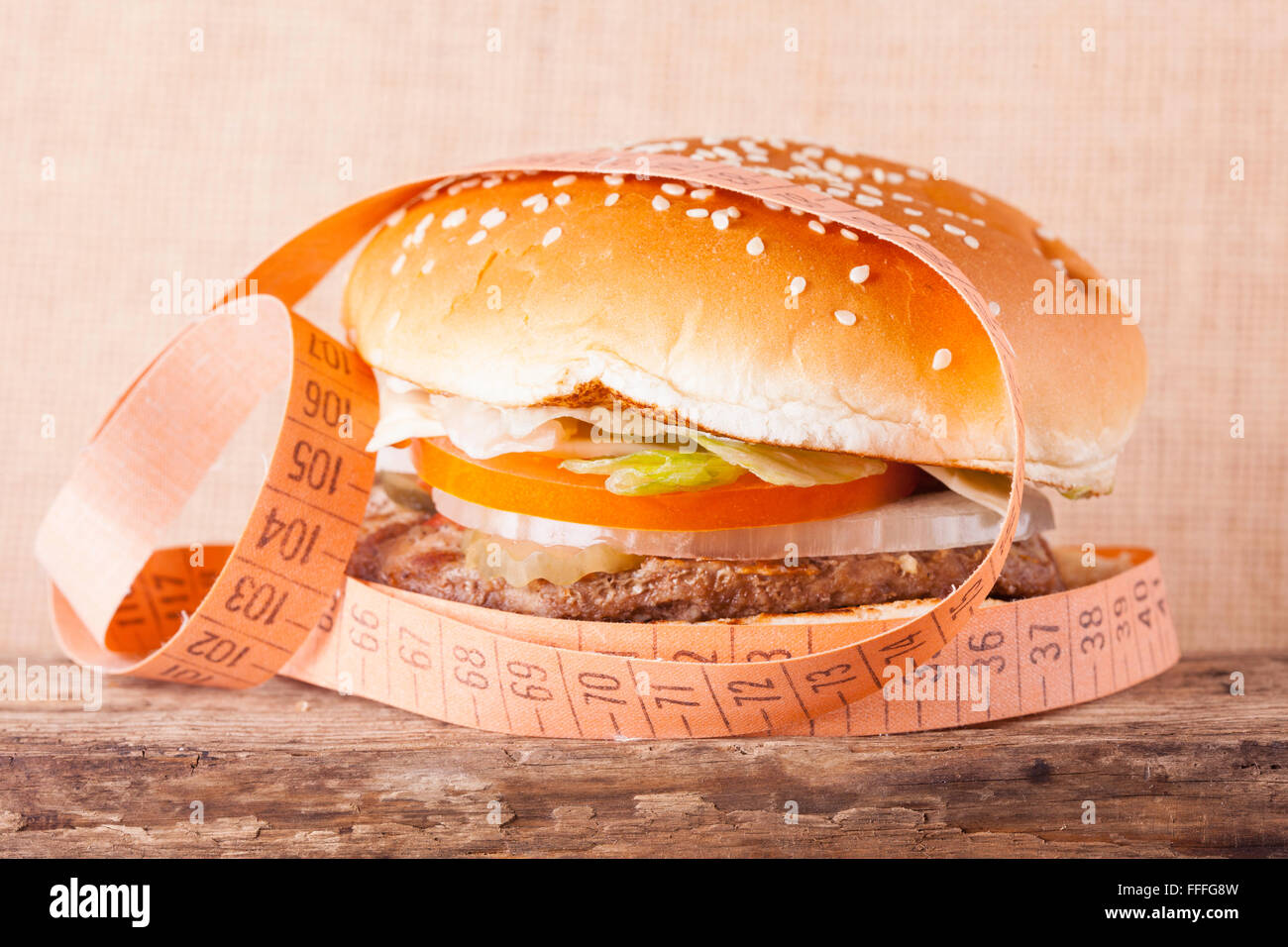 Hamburger con misuratore di concetto di dieta Foto Stock