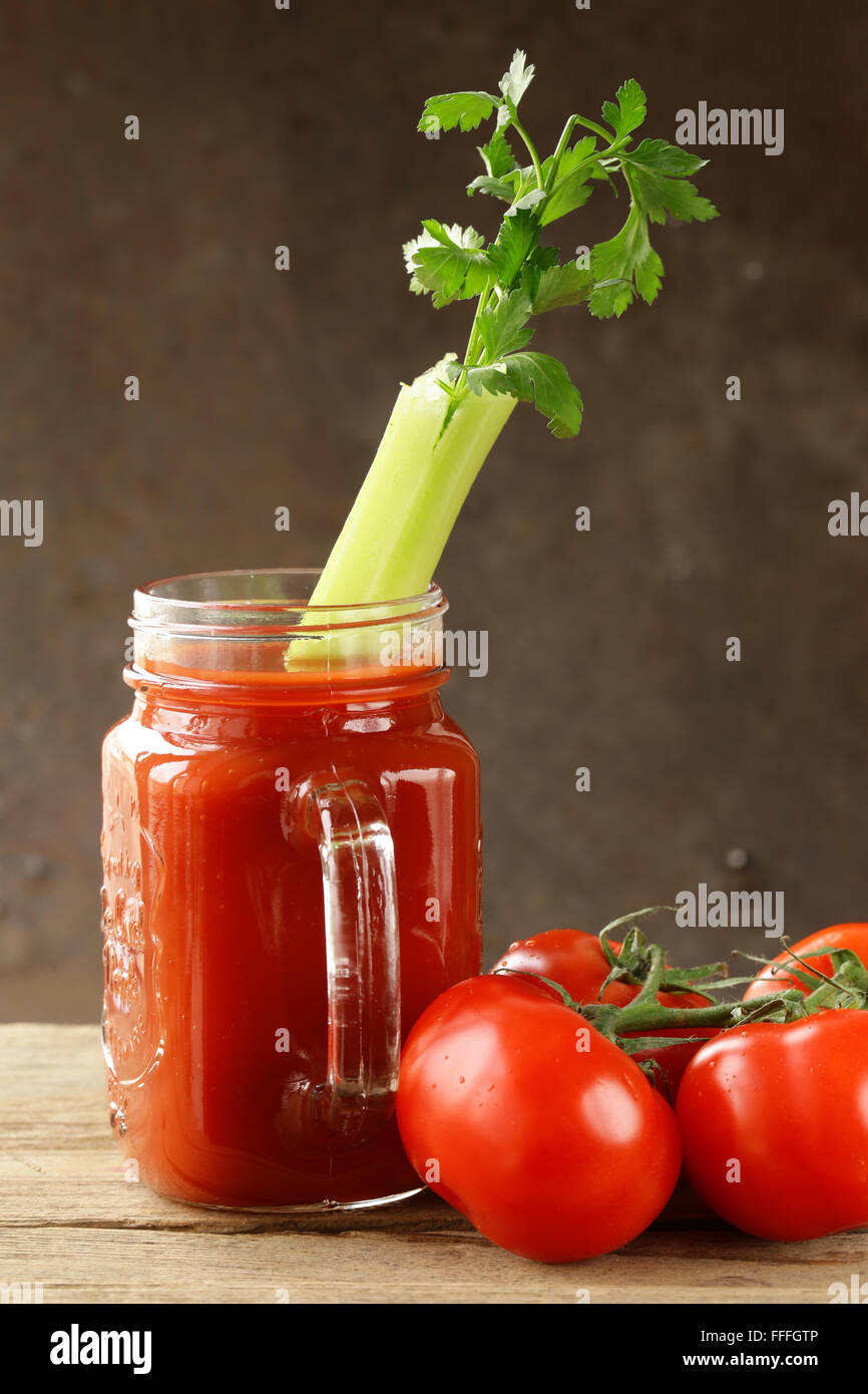 Il pomodoro fresco di succo in un vasetto di vetro sul tavolo Foto Stock