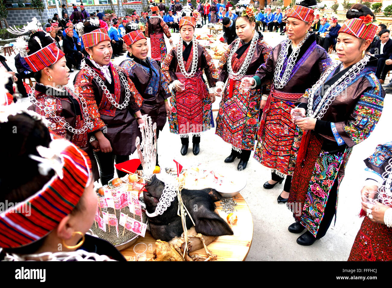 Taijiang, della Cina di Guizhou. 12 Feb, 2016. Donne anziane prendere parte ad una cerimonia di nozze tradizionale di Miao persone Nel villaggio Changtan, Taijiang contea di Qiandongnan Miao e Dong prefettura autonoma, a sud-ovest della Cina di Guizhou, Feb 12, 2016. Credito: Pan Xu/Xinhua/Alamy Live News Foto Stock