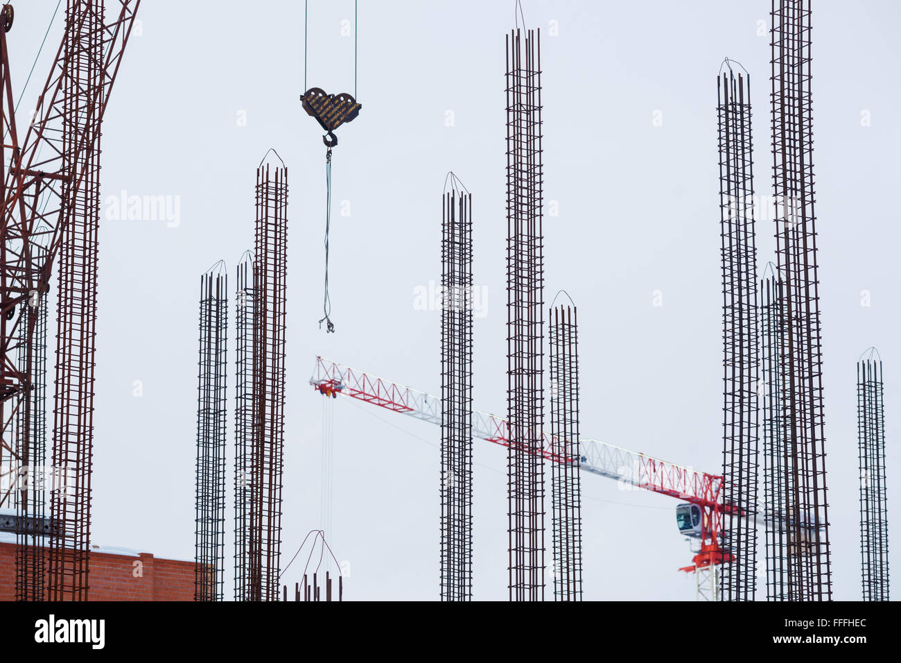 Costruzione, alti, gru a traliccio metallico e il rinforzo del cemento armato. Foto Stock