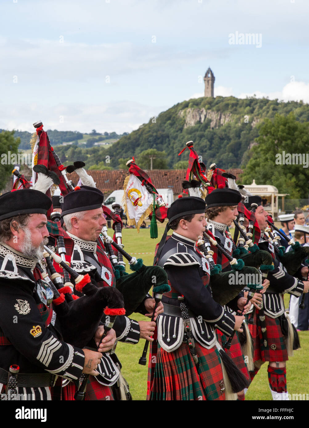 Scottish pipers riproduzione di cornamuse a Stirling Highland Games Il National Wallace Monument, Stirling in Scozia Foto Stock