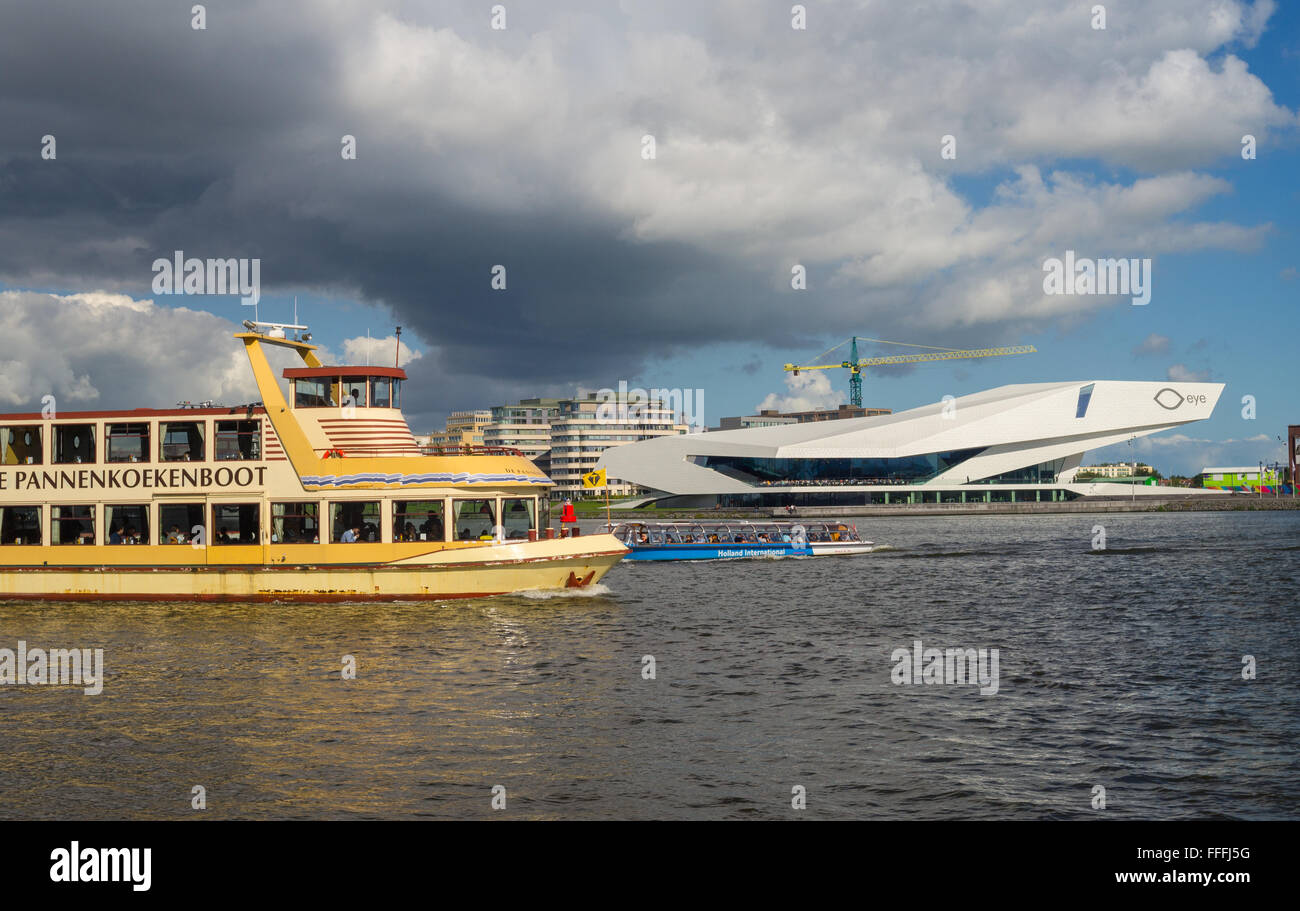 Turistici e barche di crociera al porto di Amsterdam Foto Stock