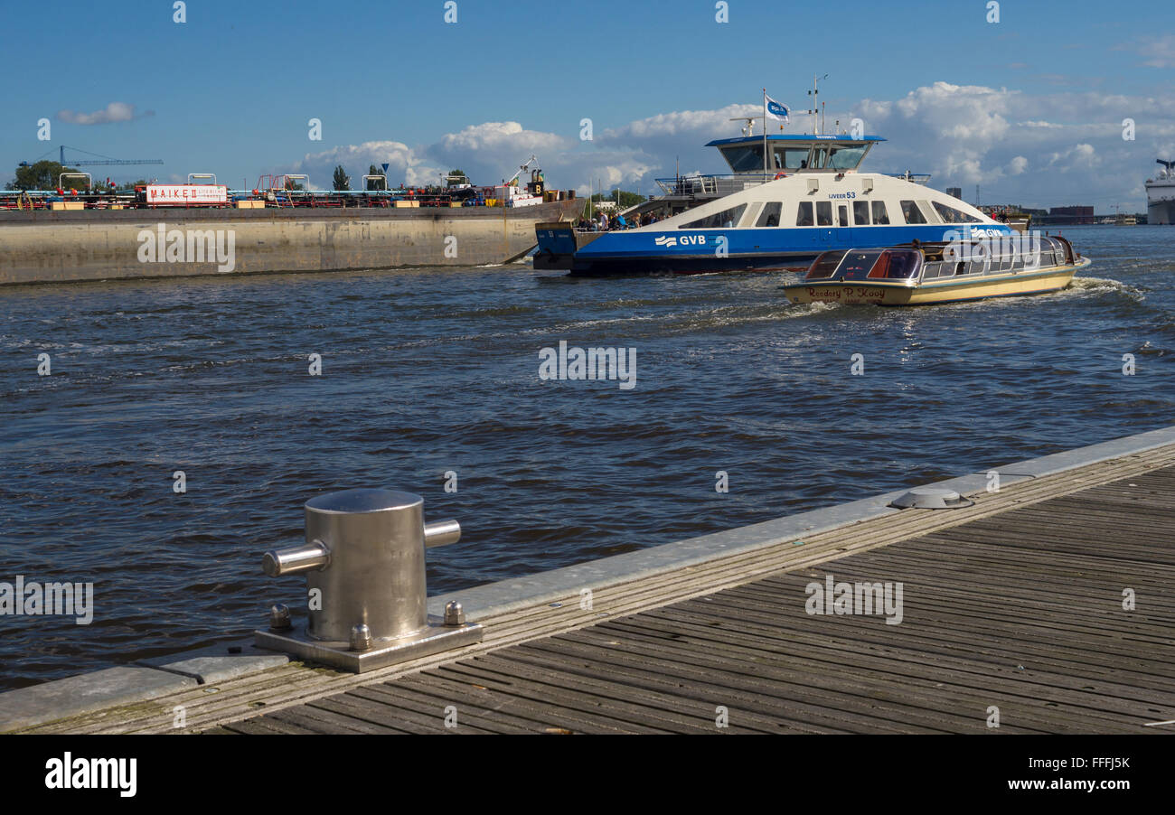Traghetto e barca nel porto di Amsterdam Foto Stock