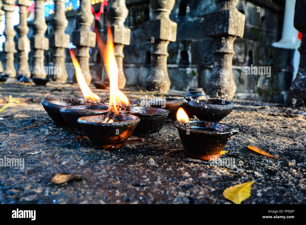 Argilla tradizionali lampade accese presso il tempio buddista in Sri Lanka Foto Stock