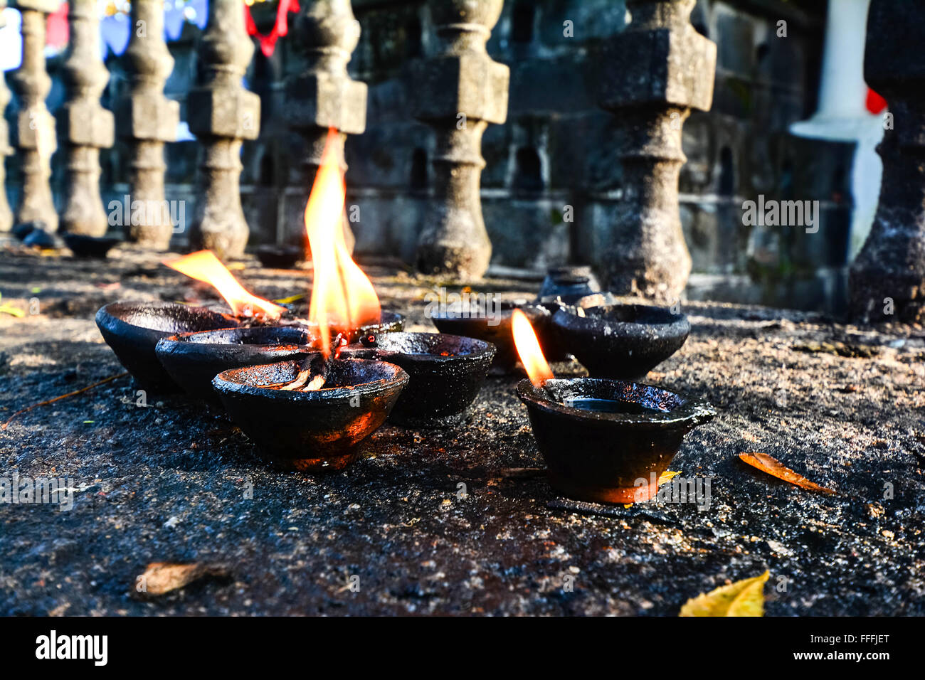 Argilla tradizionali lampade accese presso il tempio buddista in Sri Lanka Foto Stock