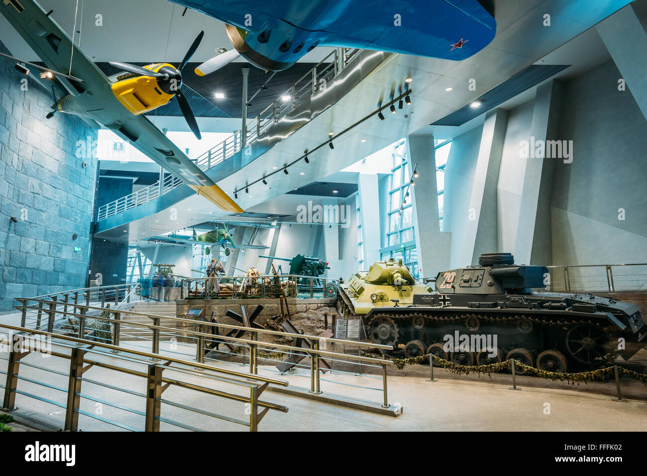 Minsk, Bielorussia - 20 dicembre 2015: esposizione delle armi e delle attrezzature in bielorusso il Museo della Grande Guerra Patriottica Foto Stock