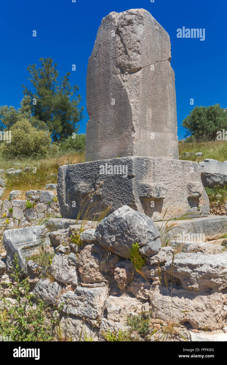 Xanthian obelisco, Xanthus stele, Xanthos, Provincia di Antalya, Turchia Foto Stock