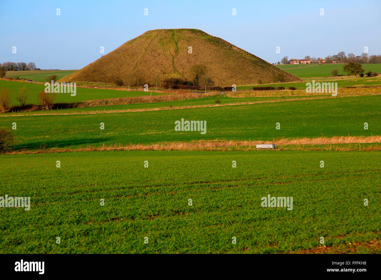 Silbury Hill sito neolitico Wiltshire, Inghilterra, Regno Unito è la più grande manmade struttura preistorica in Europa Foto Stock