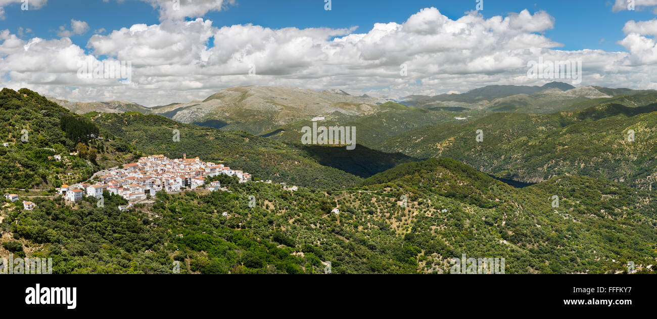 Vista panoramica del villaggio bianco (Pueblos Blancos), Malaga, Andalusia Foto Stock