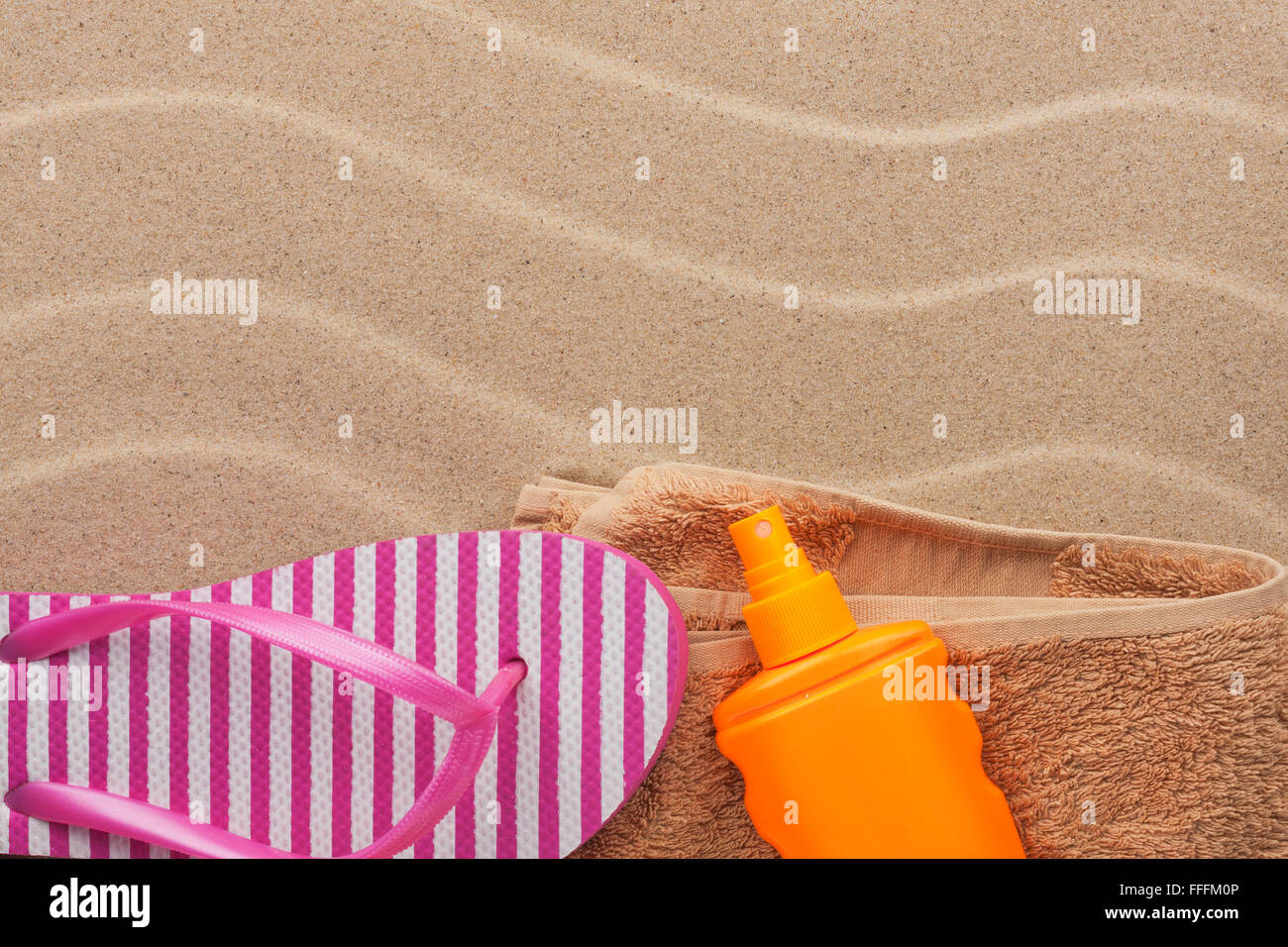 Accessori per la spiaggia sdraiato sulla spiaggia di sabbia, con posto per il testo Foto Stock