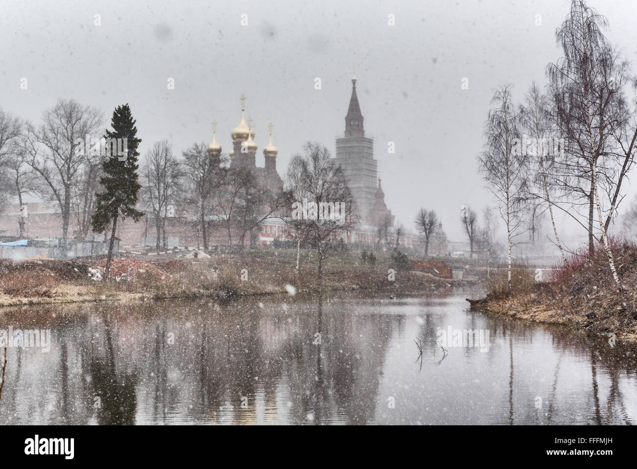 Nevicata, Chernigovsky skete, Sergiev Posad, Regione di Mosca, Russia Foto Stock