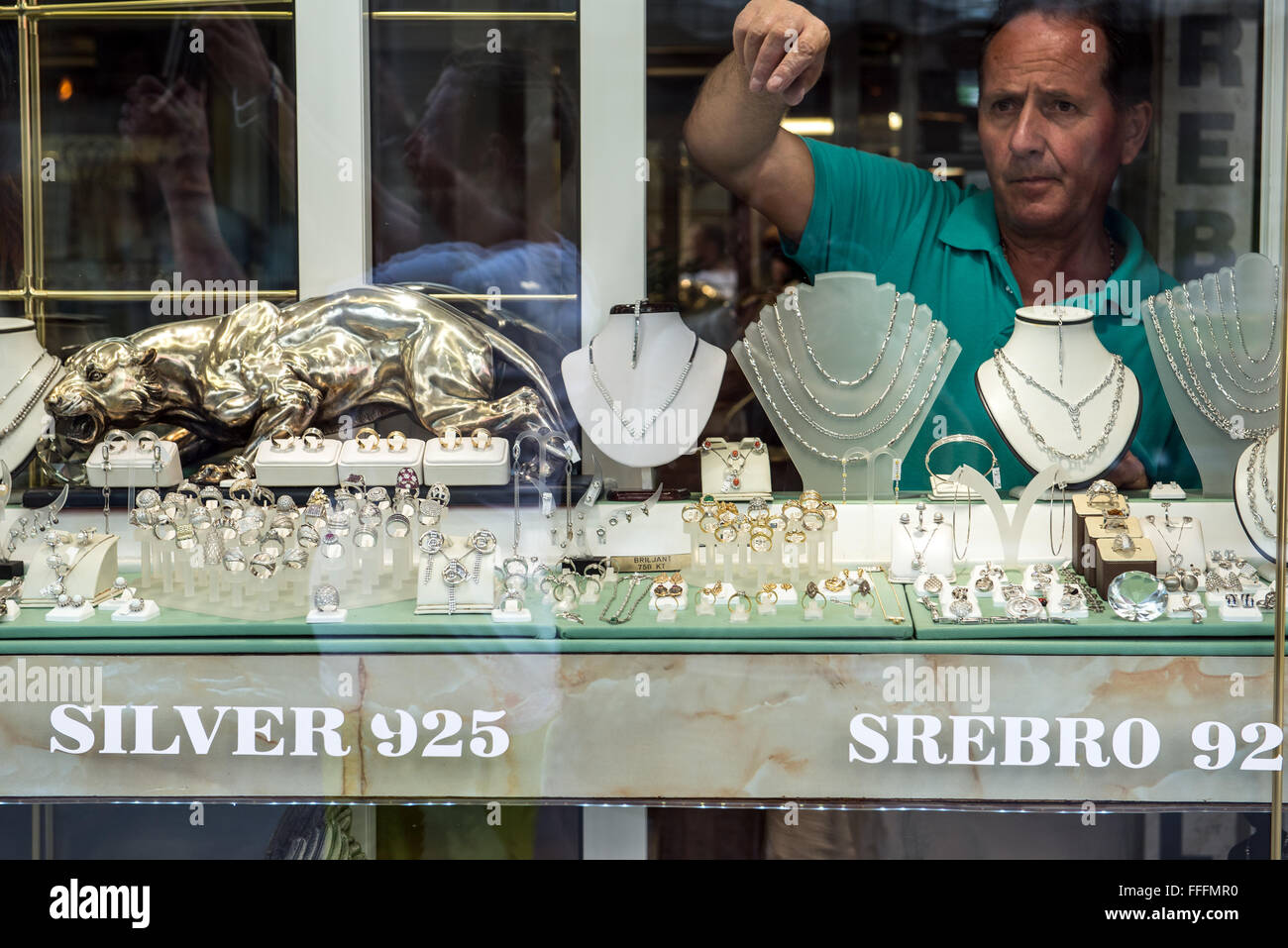 Oreficeria store al tutore Fejica strada pedonale nella città di Mostar, Bosnia Erzegovina Foto Stock