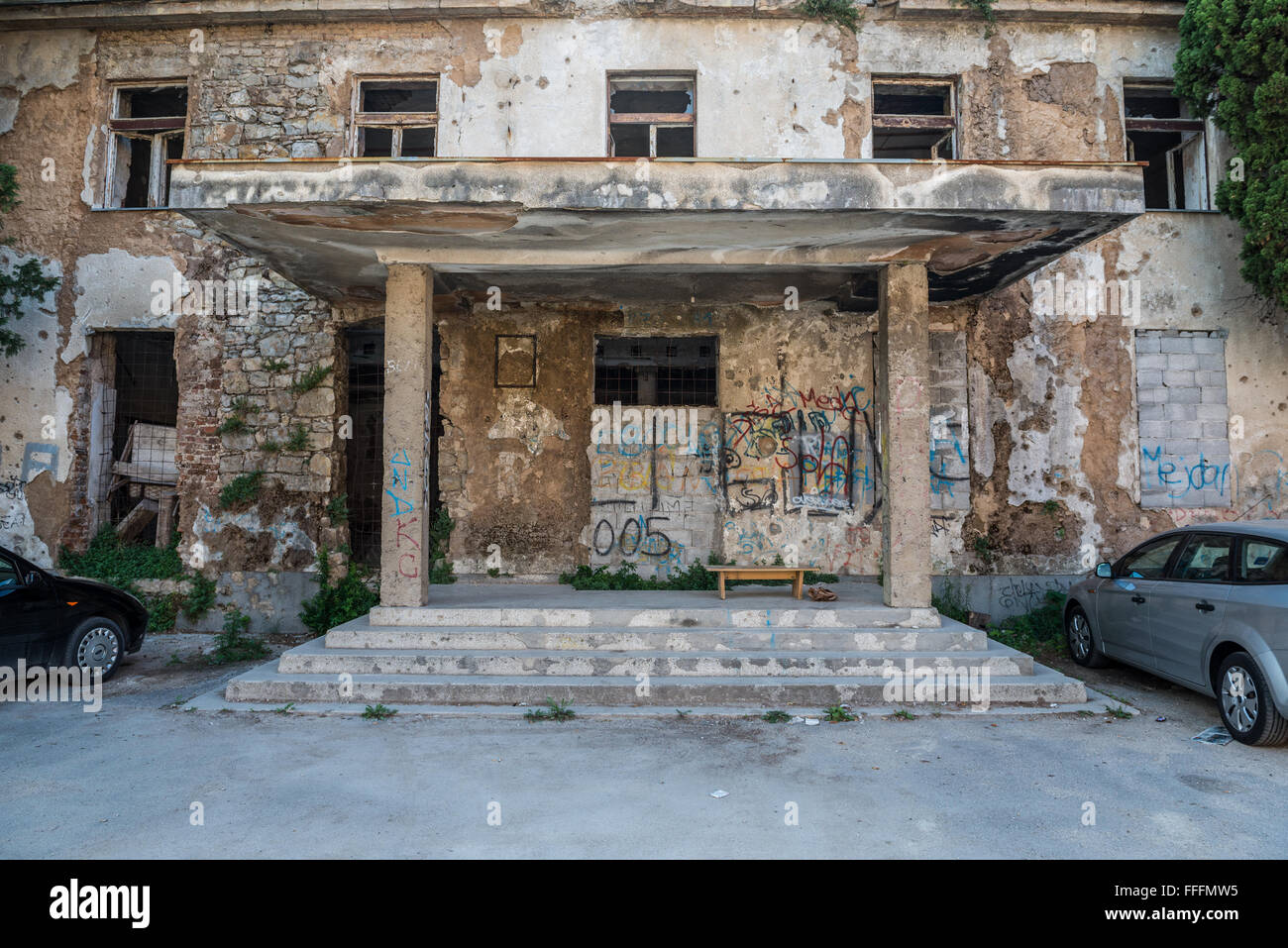 Edificio abbandonato nella città di Mostar, Bosnia Erzegovina Foto Stock