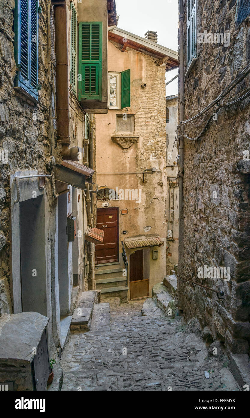 Centro storico del villaggio di montagna Apricale, Alpi Liguri, nord ovest Italia Foto Stock