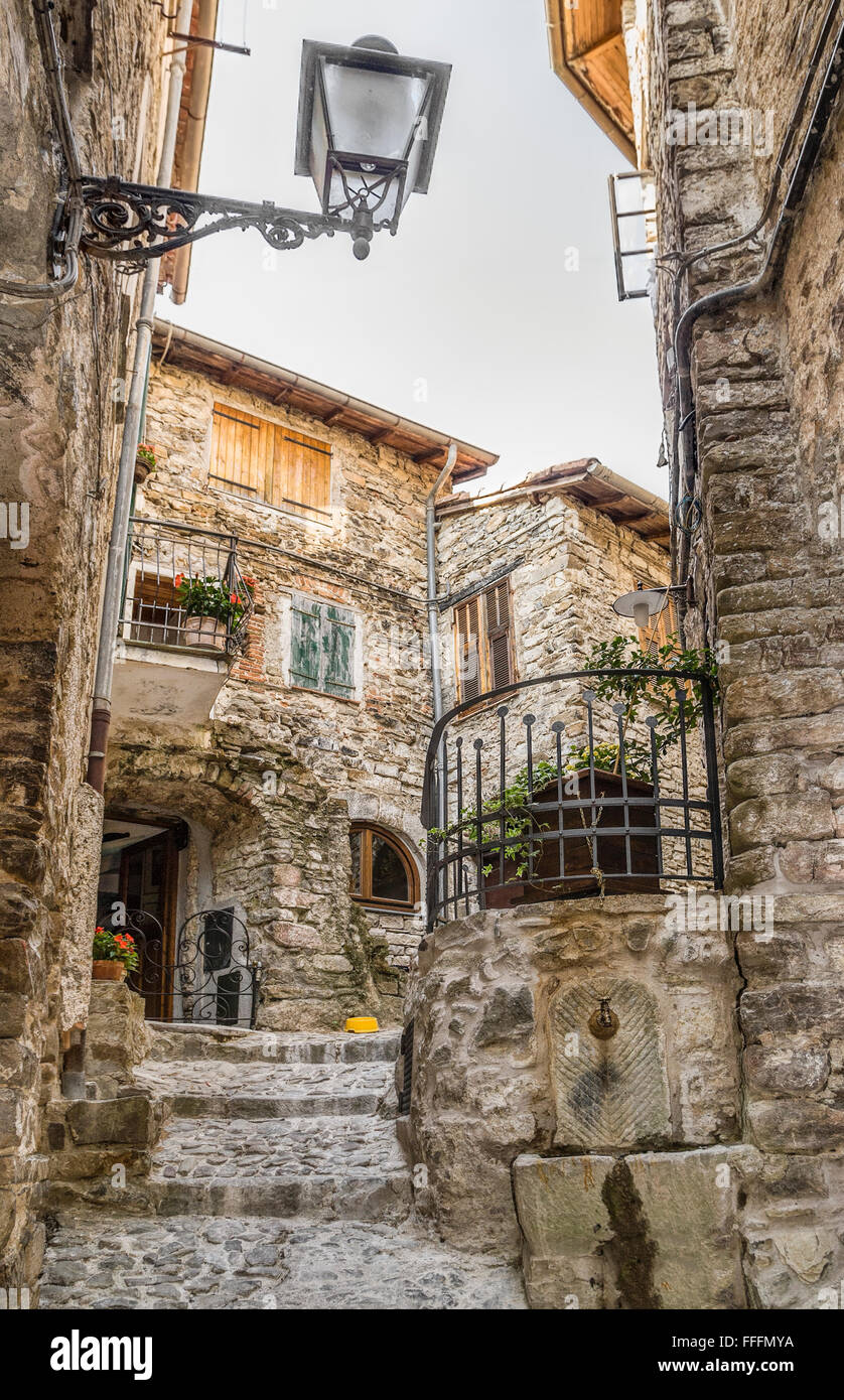 Centro storico del villaggio di montagna Apricale, Alpi Liguri, nord ovest Italia Foto Stock