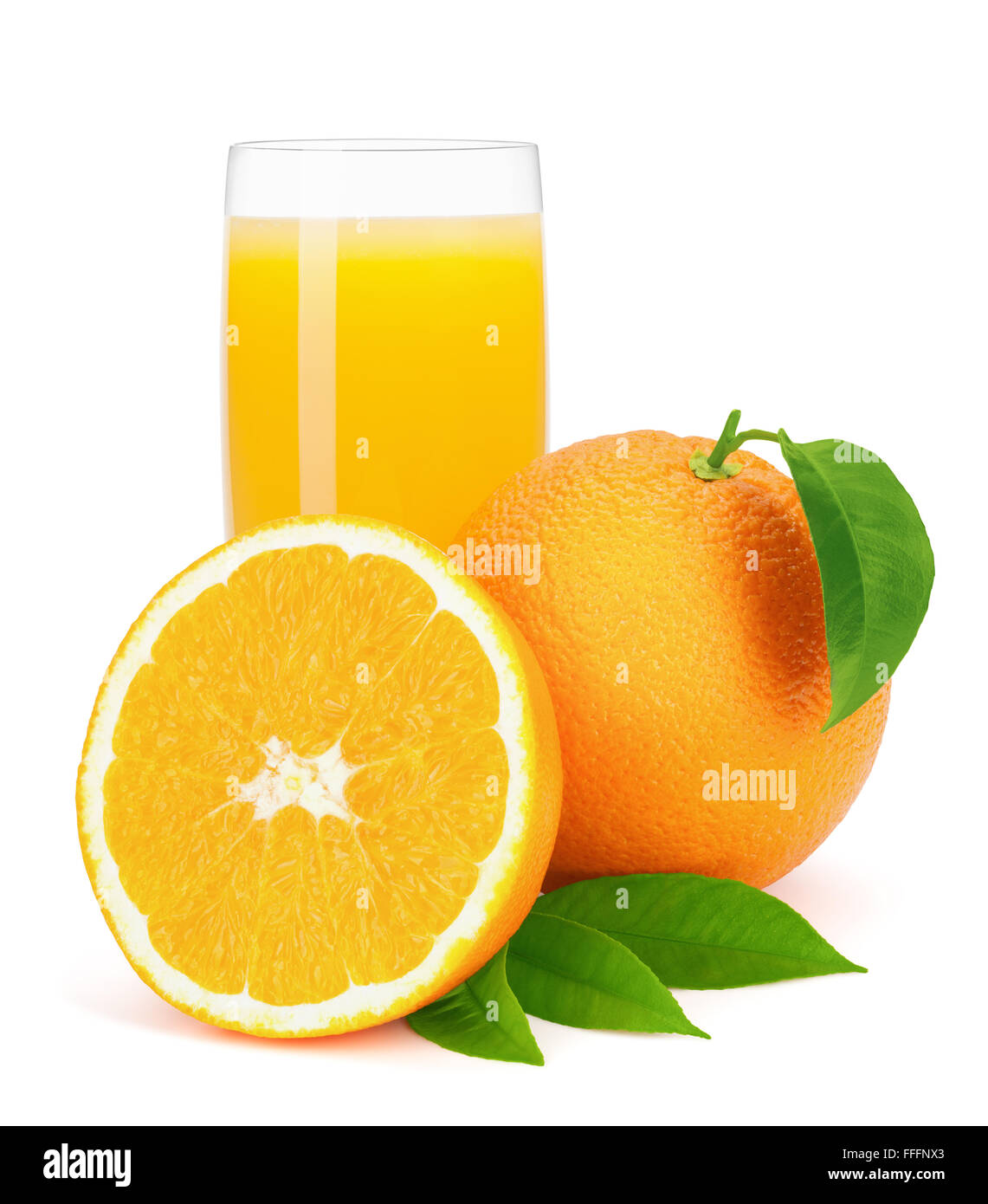 Succo di arancia e arance con foglie isolate su uno sfondo bianco, percorso di clipping incluso. Foto Stock