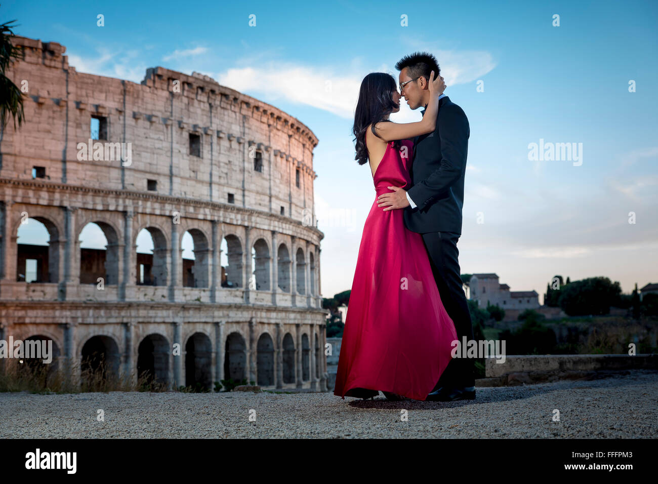Coppia al Colosseo. Roma. Italia Foto stock - Alamy