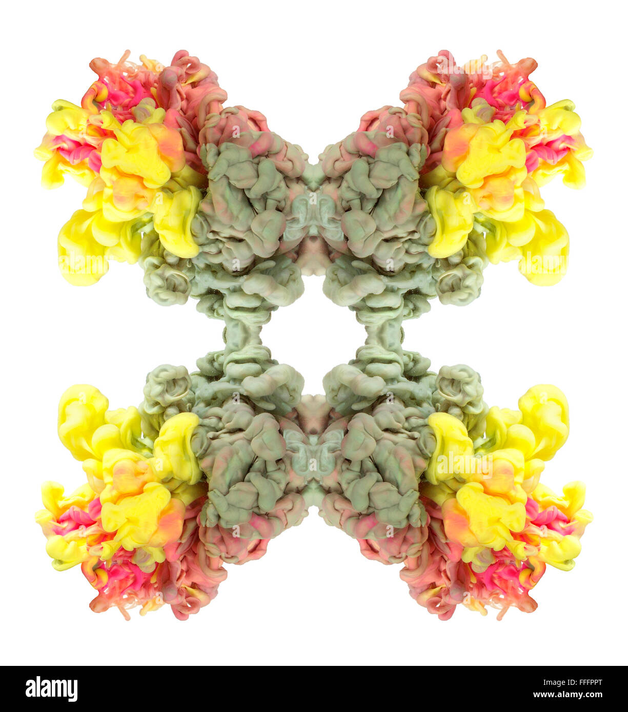 Inchiostro multicolore goccia agitando in acqua, crea una forma organica di struttura setosa, con colori caldi. Foto Stock