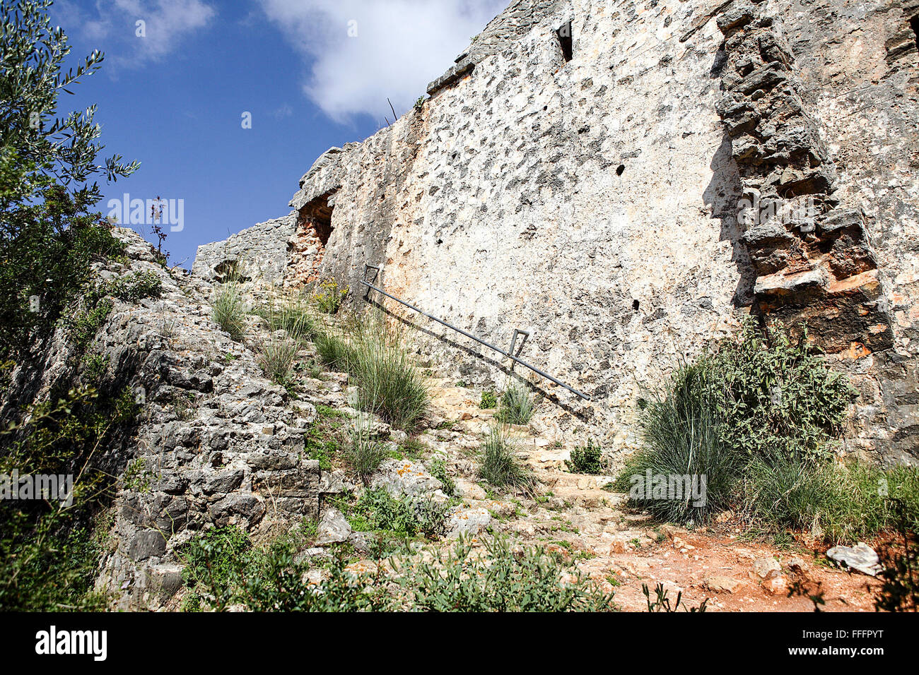 Antiche scale in pietra a raggiunge superiore di Ali Pasha's Castle, situato nelle montagne sopra Anthousa in Grecia. Foto Stock Antiche scale in pietra a raggiunge superiore di Ali Pasha's Castle, situato nelle montagne sopra Anthousa in Grecia. Foto Stock