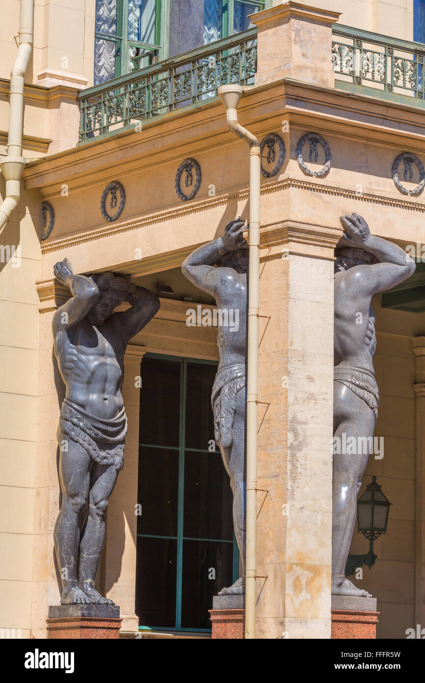 Il portico di atlanti scolpiti, Winter Palace, membro Hermitage Museum di San Pietroburgo, Russia Foto Stock