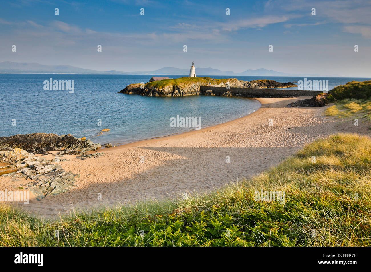 Isola di Llanddwyn; spiaggia e il faro, Anglesey, Galles; Regno Unito Foto Stock