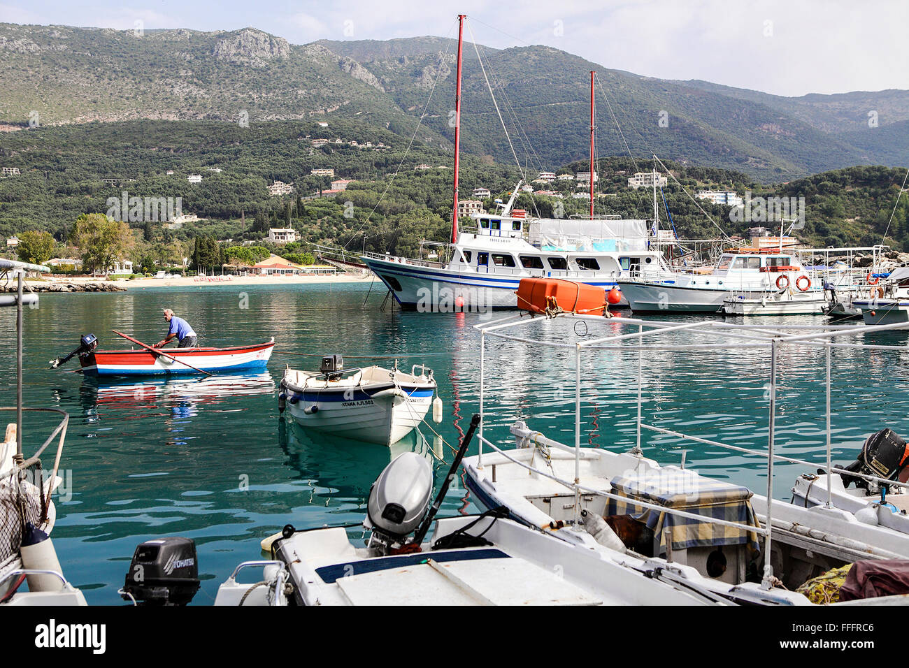Lone pescatore greco si prepara ad andare a pesca nel Mar Ionio presso Spiaggia Valtos Harbour, Grecia. Foto Stock
