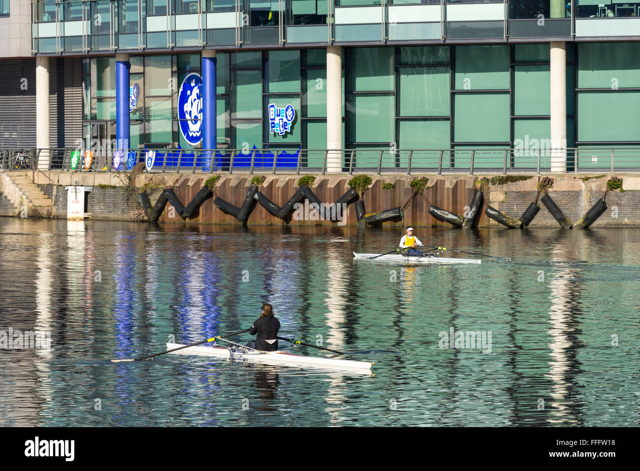 I canottieri sul Manchester Ship Canal, vicino la BBC studios a MediaCityUK, Salford Quays, Manchester, Inghilterra, Regno Unito Foto Stock