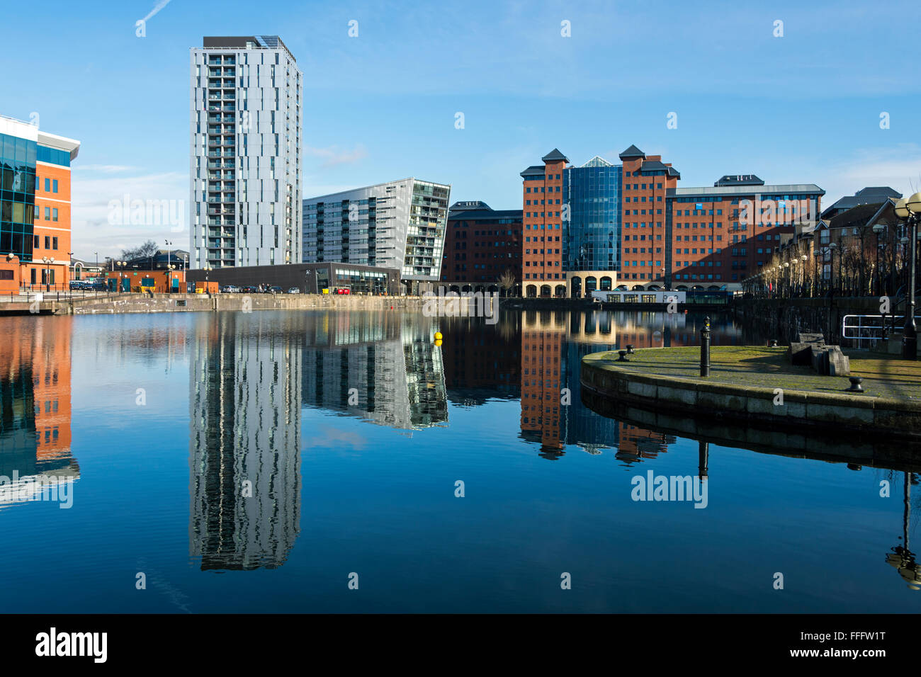 Millennium Tower appartamenti e l'ancoraggio Quay edifici per uffici, Erie Basin, Salford Quays, Manchester, Regno Unito Foto Stock