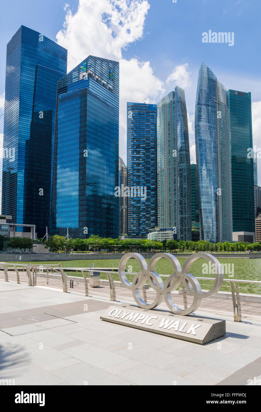 Grattacieli di Marina Bay compresi i complessi della baia di Marina centro finanziario, la vela e uno Raffles Quay, Singapore Foto Stock