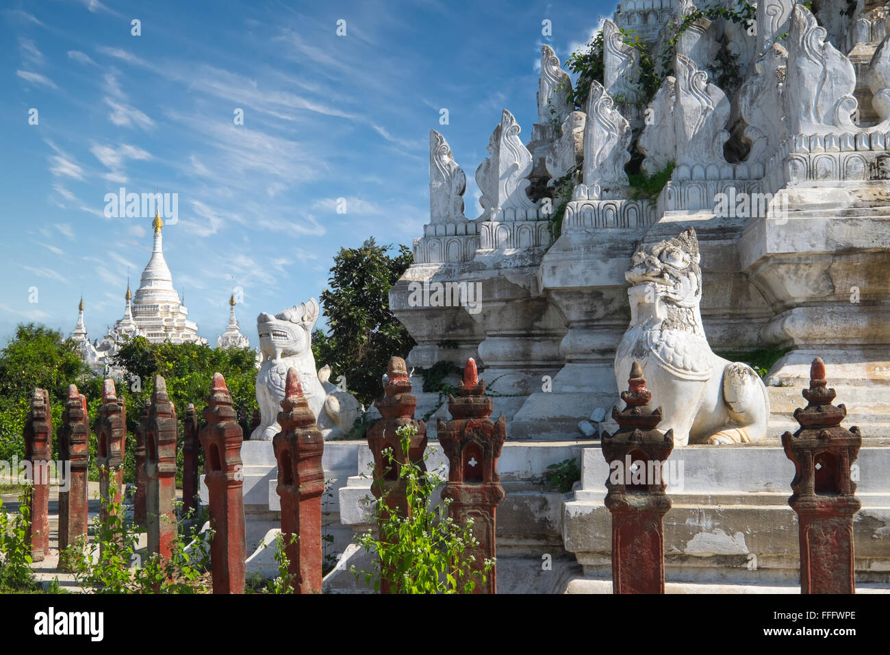 Pagoda Bianca a Inwa città antica con i lions guardian statue. La fantastica architettura di vecchi templi buddisti. Myanmar (Birmania) tra Foto Stock