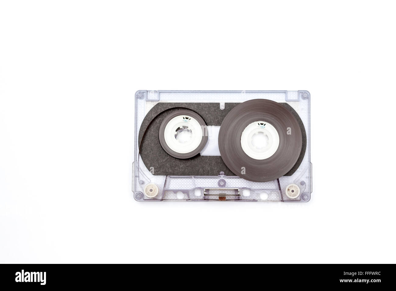 Srotolata cassetta di musica su un fondo bianco Foto Stock