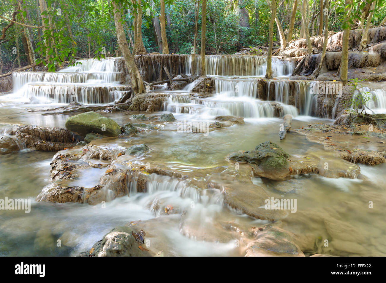 Bellissima scena di Mae Khamin cascata in Kanchanaburi, Thailandia Foto Stock