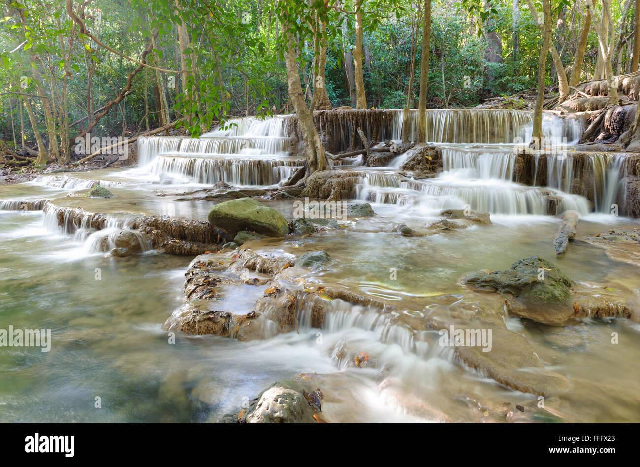 Bellissima scena di Mae Khamin cascata in Kanchanaburi, Thailandia Foto Stock