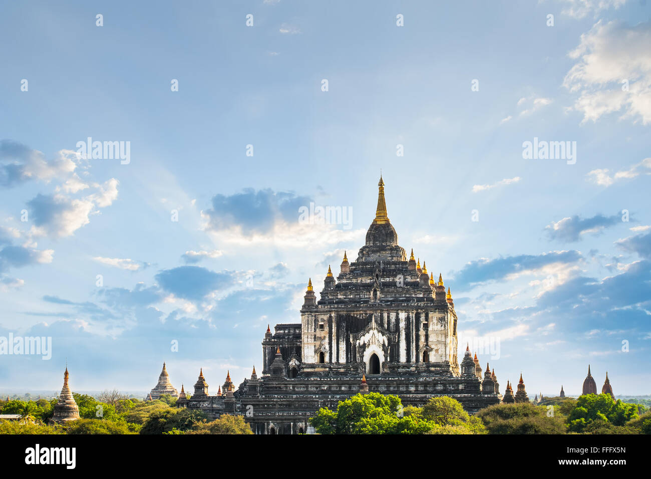 Vista stupefacente di architettura antica con Gawdawpalin Tempio. Antiche pagode buddiste a Bagan unito, Myanmar (Birmania). Lan viaggi Foto Stock