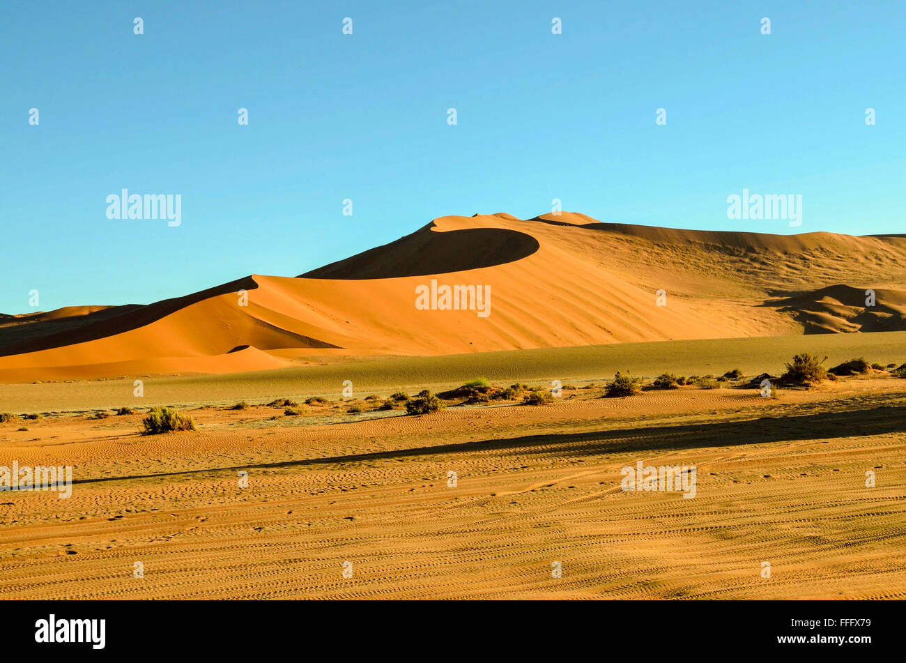 Paesaggi mozzafiato delle dune di sabbia di Namibia Foto Stock